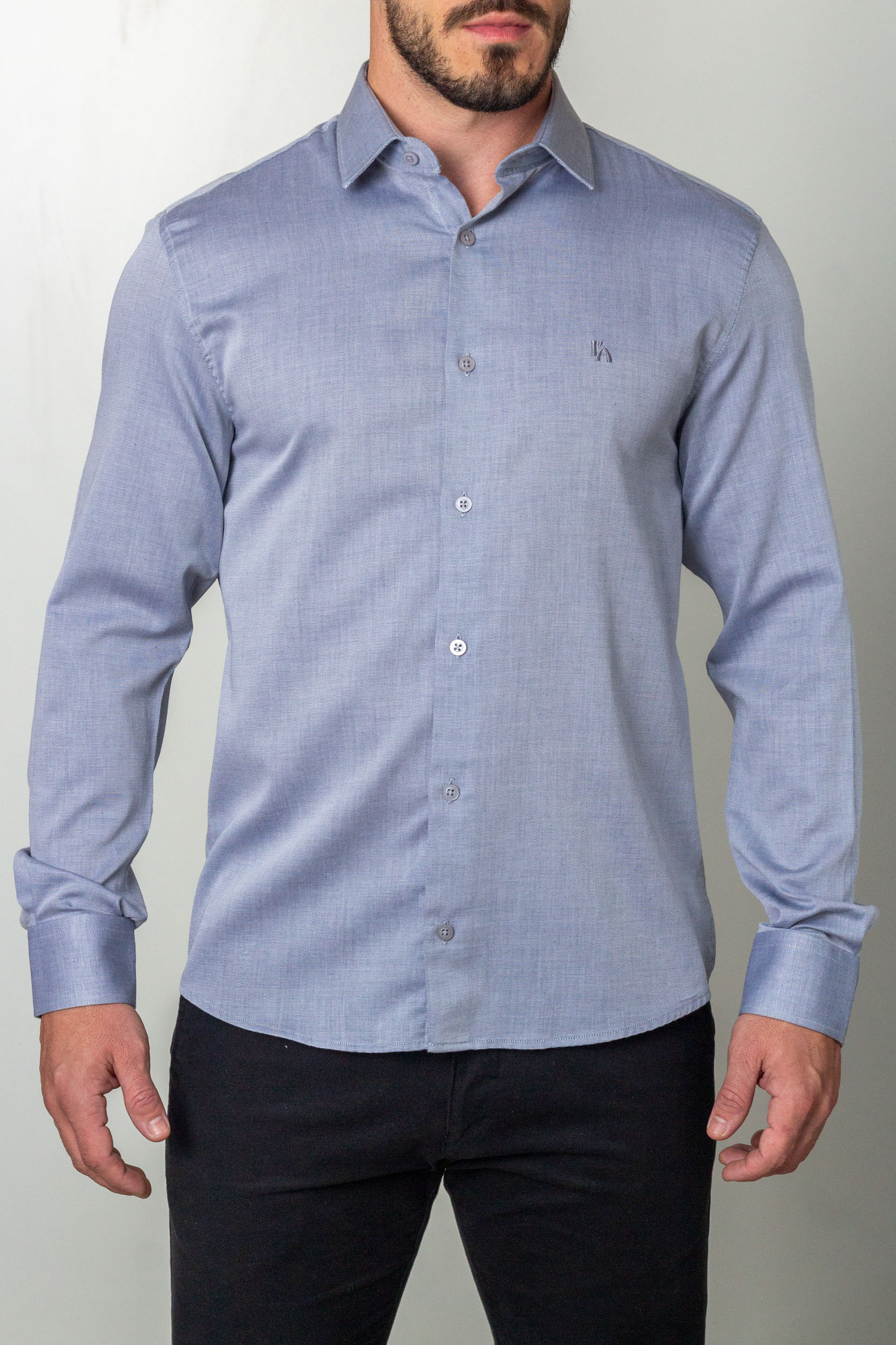 Camisa L'Auttore Slim Azul Claro 100% algodao texturizada vestida em modelo