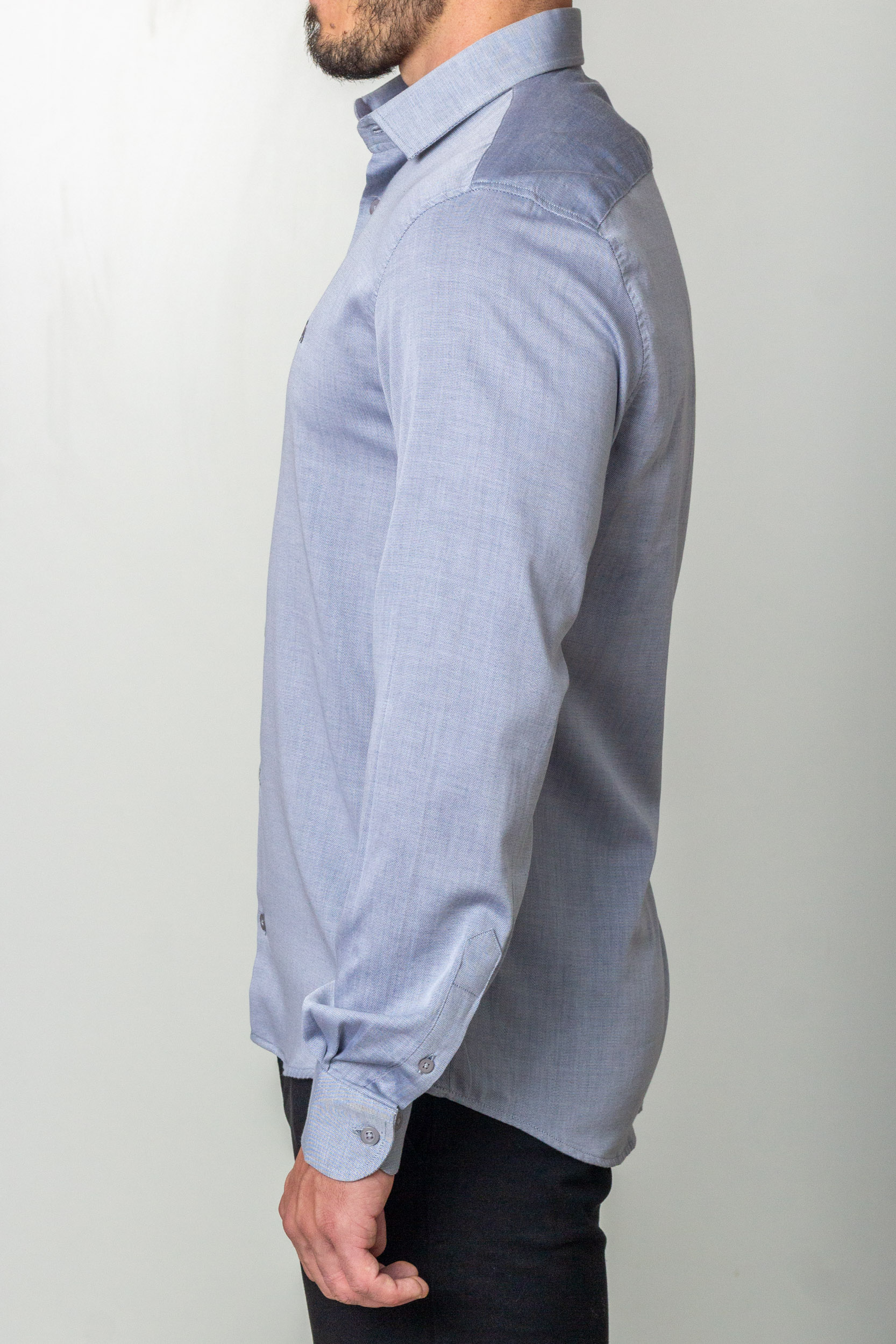 Camisa L'Auttore vista de perfil, caimento slim